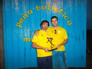CampeÃ³n y subcampeÃ³n con el trofeo
